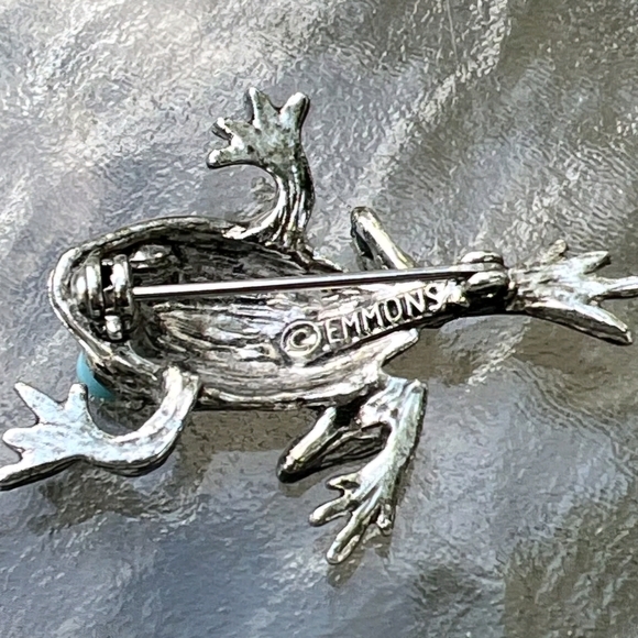 Vtg. EMMONS Tiny Silver Frog Brooch with Turquoise Eyes - Picture 3 of 5